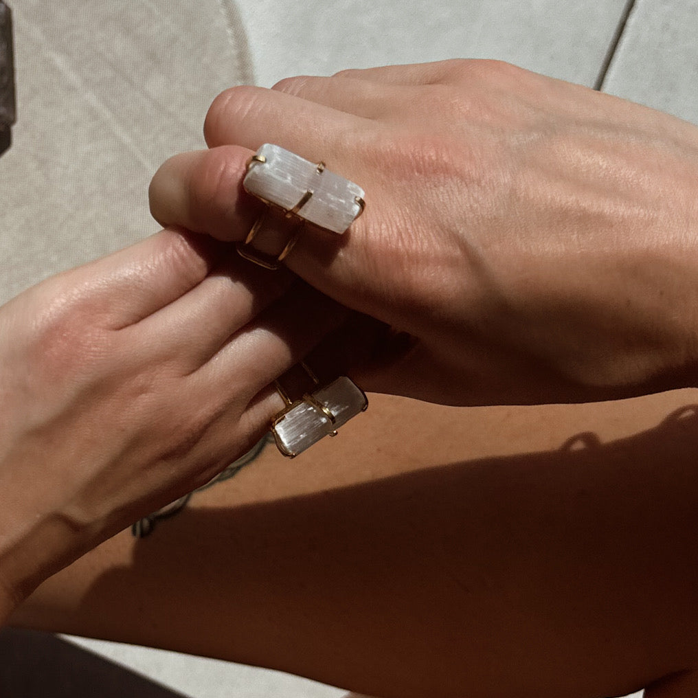 MINERAL LOOP CIRCUIT CLEANER Selenite Ring