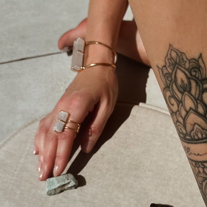 MINERAL LOOP CIRCUIT CLEANER Selenite Ring