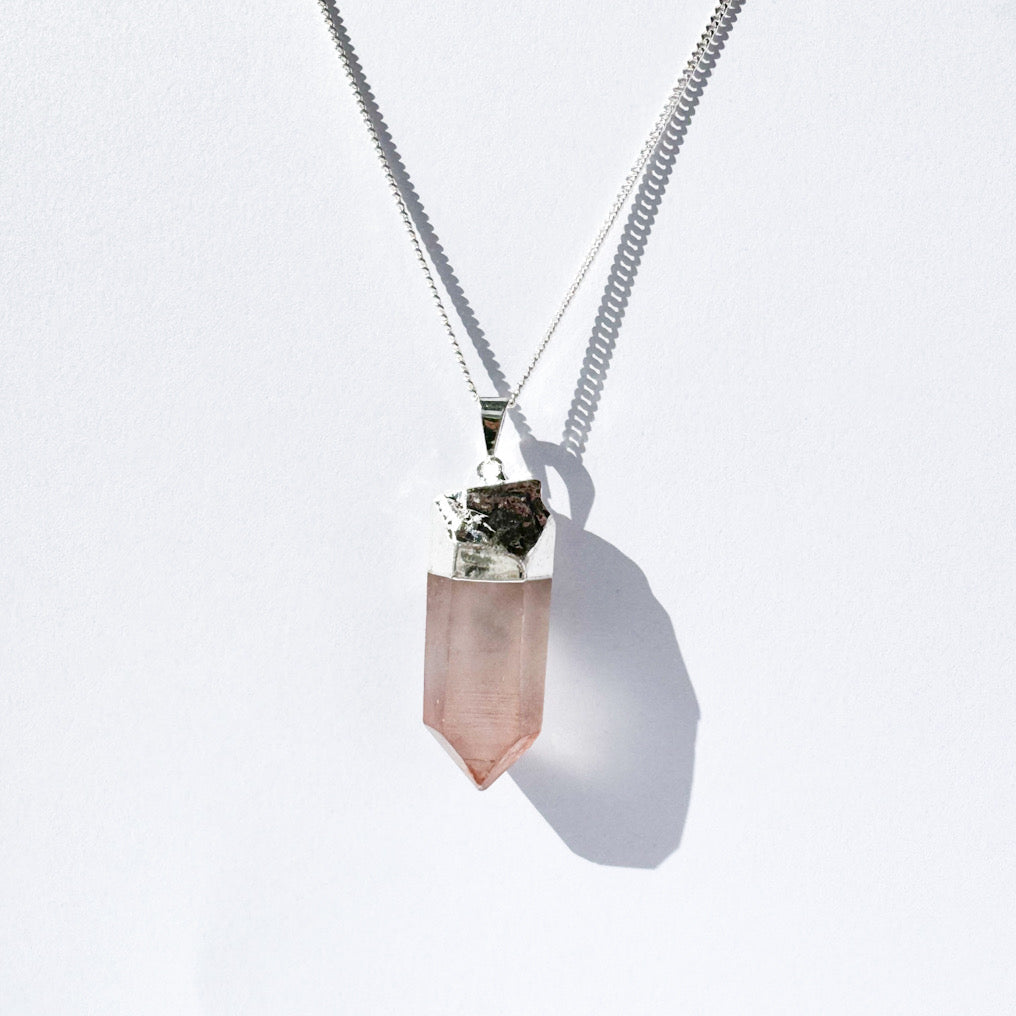 EARTH’S ELEMENT EASE POINT Lithium Pendant Necklace