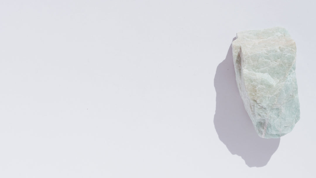 GREEN AMAZONITE Marble-patterned stone on a light gray background